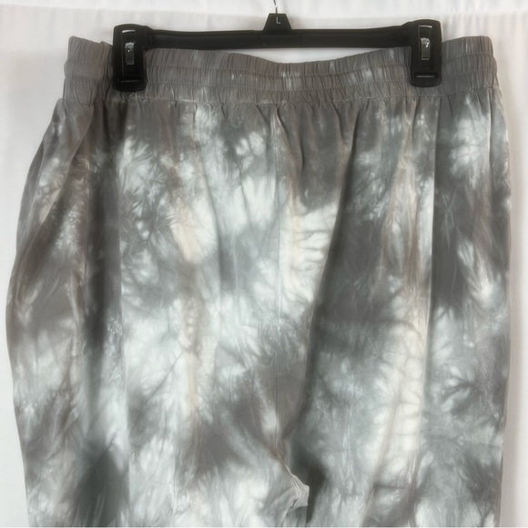 Torrid Relaxed Fit Jogger Challis Mid Rise Pant Tie Dye Gray size:1  Gray - Picture 11 of 14